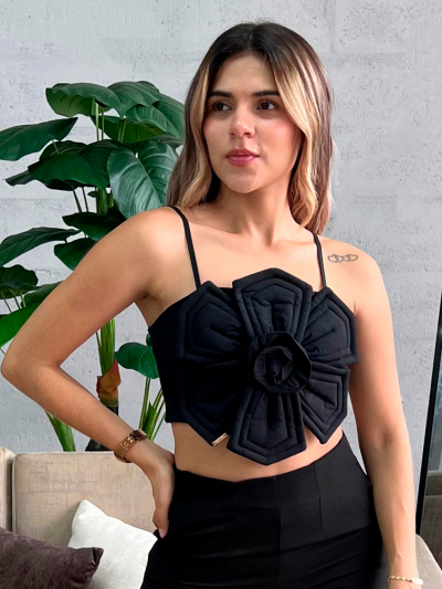 CROP TOP DE TIRA CON FLORES EN EL VENTRO Y PETALOS TRIANGULARES ACOLCHADOS