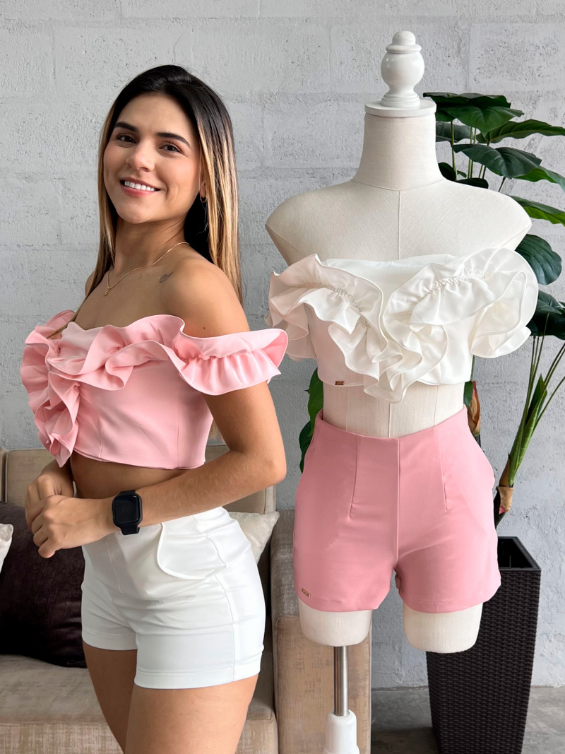 CROP TOP ESCOTE BANDEJA CON PIEZA ARRUNCHADA EN CONTORNO