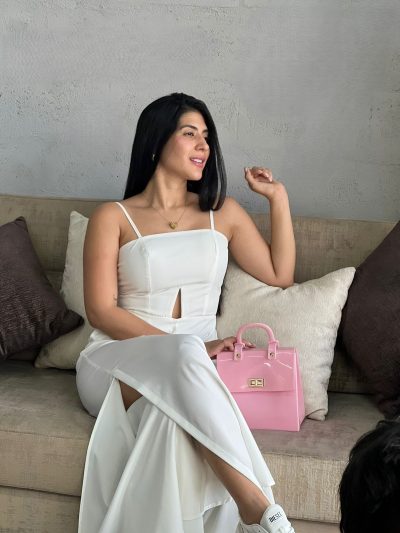 ENTERIZO CON V INTERNA ABERTURA AL COSTADO DEL PANTALON