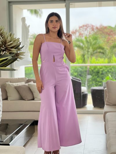 ENTERIZO CON V INTERNA ABERTURA AL COSTADO DEL PANTALON