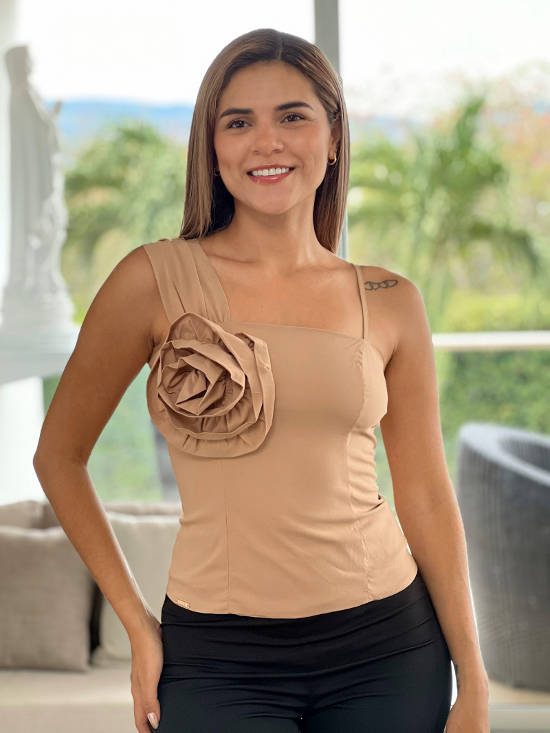 BLUSA SILUETA AJUSTADA CON FLOR EN EL BUSTO Y DE TIRAS