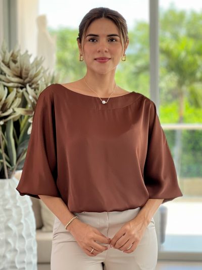 BLUSA ESCOTE OJAL SILUETA AMPLIA