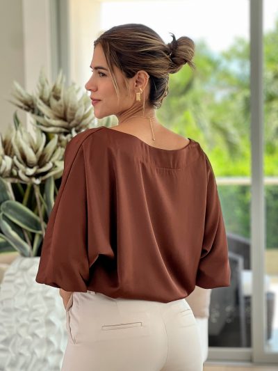 BLUSA ESCOTE OJAL SILUETA AMPLIA