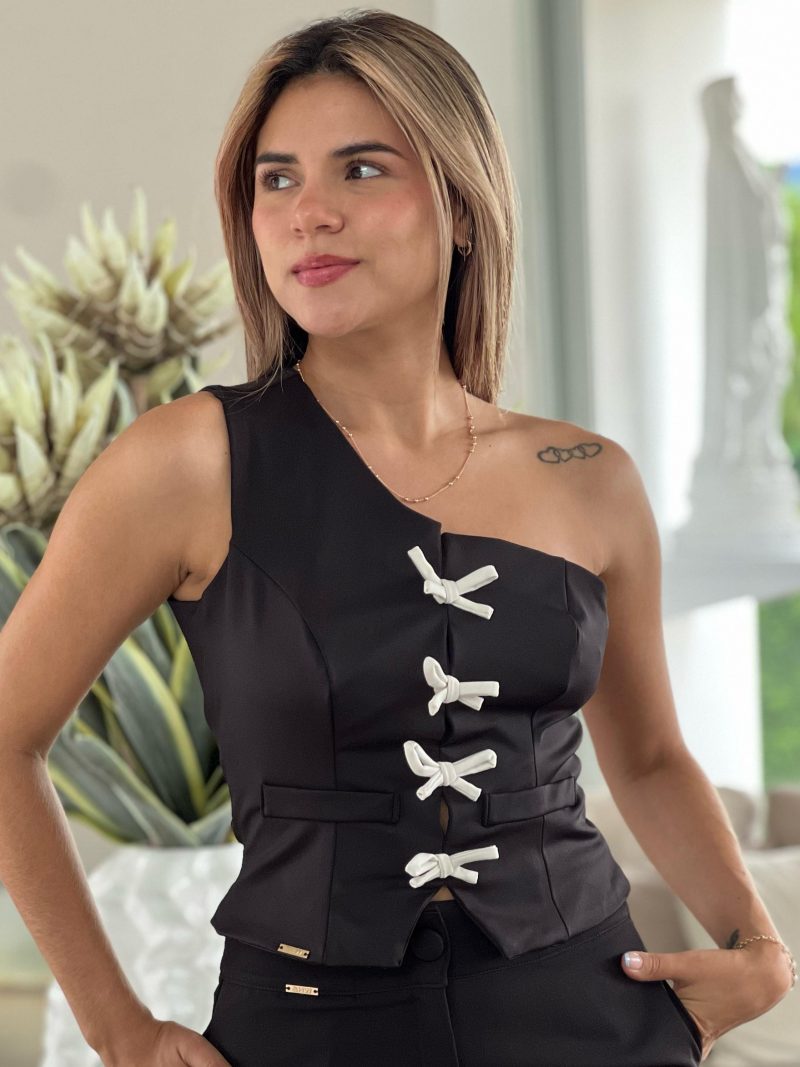 Crop top medio beso con corbatas combinadas