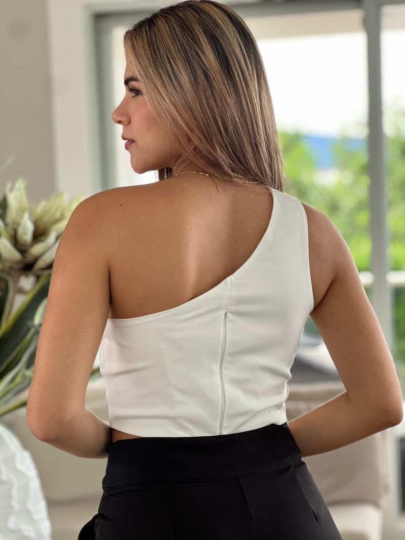 CROPTOP MEDIO BESO CON COPRTE Y OSTRAS PEGADAS EN EL COSTADO - Image 2