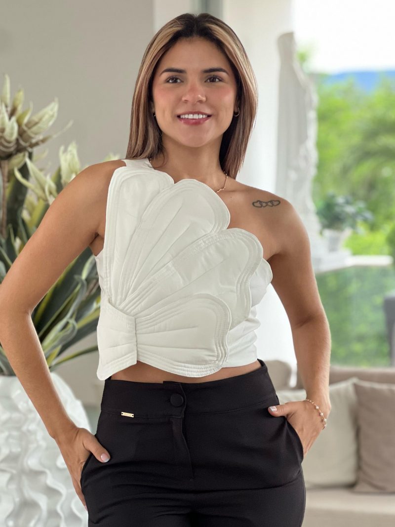 CROPTOP MEDIO BESO CON COPRTE Y OSTRAS PEGADAS EN EL COSTADO
