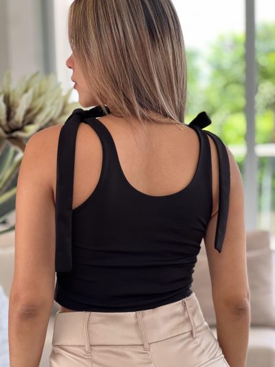 CROPTOP BASICO CON TIRAS PARA AMARRAR