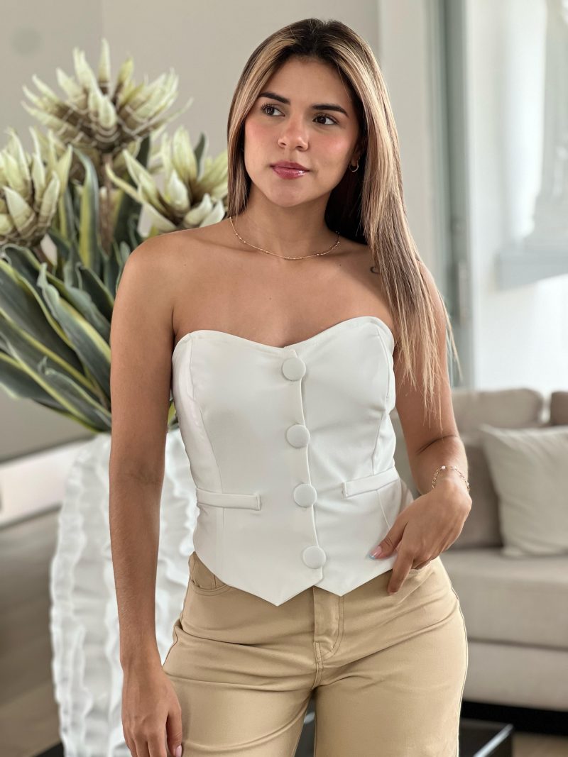 Crop top escote corazon con botones e imitacion ribete
