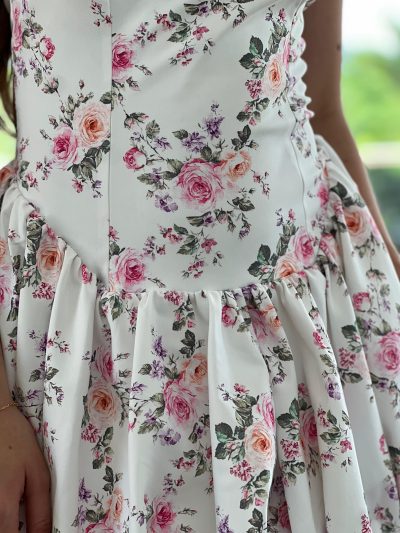 Vestido escote con falda globo y arrunche en cintura