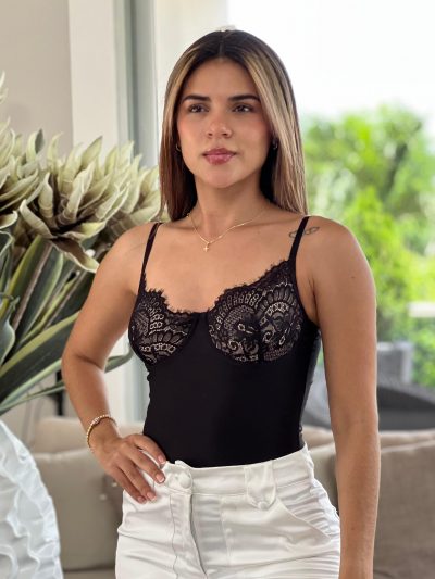 Body con blonda en copa y escote en espalda