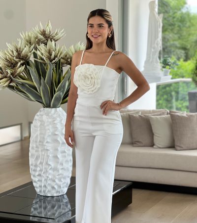 Enterizo pantalon al bolsillo flor en delantero y tiras