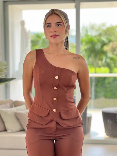 Blusa mediobeso con botones y tapas simulacion bolsillos