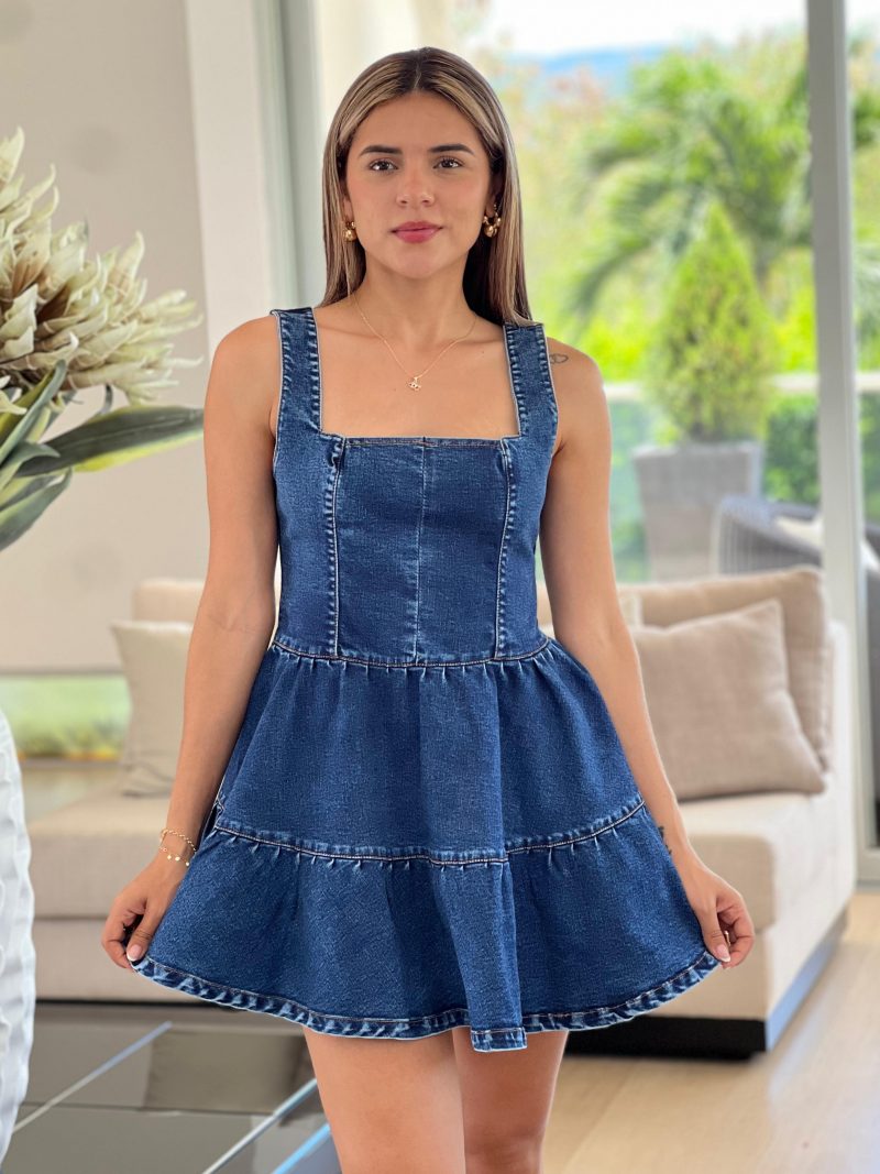 Vestido corto de 2 tiempos, escote cuadrado posterior y delantero, con cierre atras
