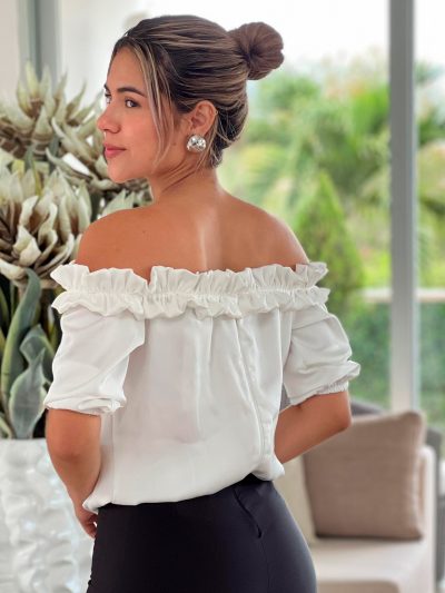 BLUSA CAMPESINA CON GOLA EN CINTURA SUPERIOR Y CLASICO EN MANGAS Y RUEDO