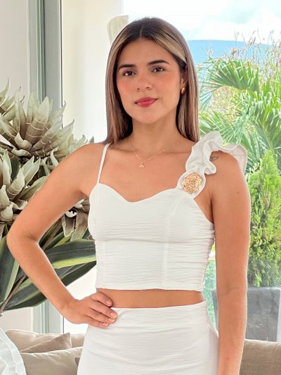 Croptop escote corazón con una tira y gola al otro lado y arrunche atrás