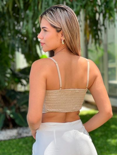 CROPTOP CORTO ARRUNCHADO CON HILO CAUCHO ATRAS CORTE EN FRENTE Y TIRAS