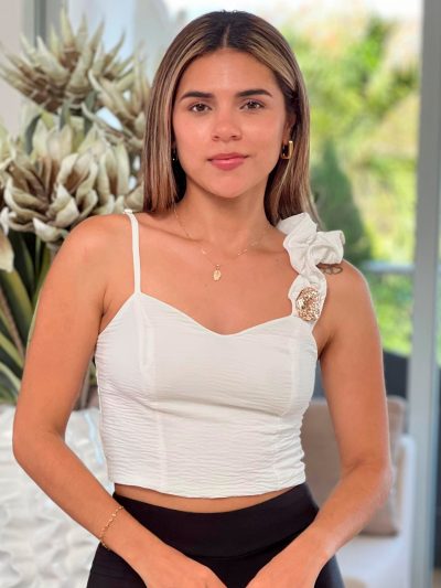 CROPTOP ESCOTE CORAZON CON UNA TIRA Y GOLA A OTRO LADO Y ARRUNCHE ATRAS