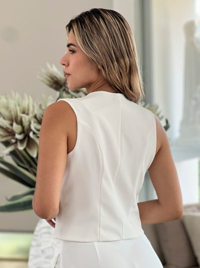 Crop top con curva en base manga sisa con cortes princesa