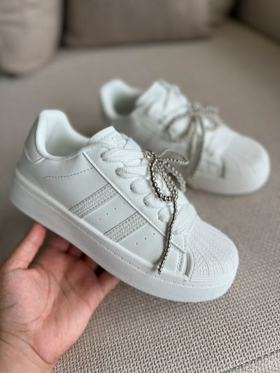 Tenis clasic unicolor con logo metalizado