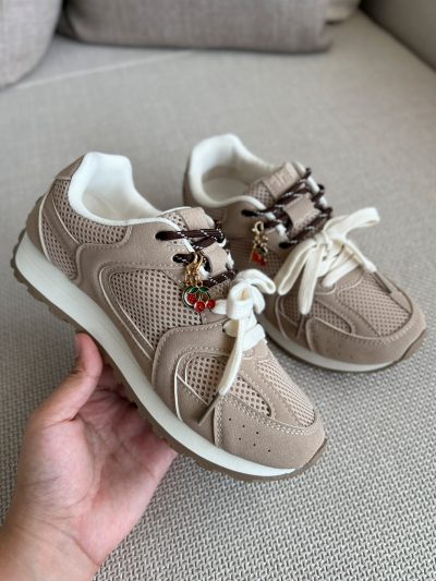 Tenis en mesh y pu con charms