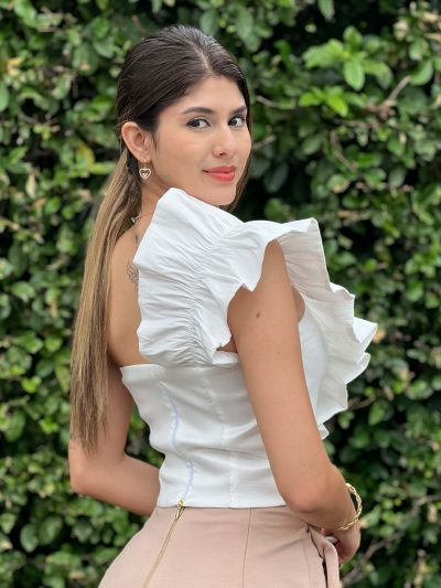 crop top con gola arrunchada formando medio beso cortes delanteros y cierre atras