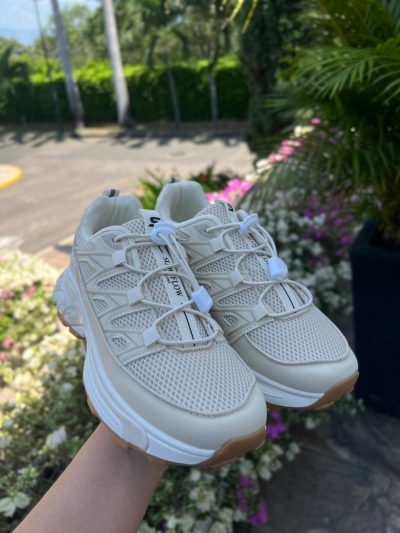 Tenis con diseño de angulos