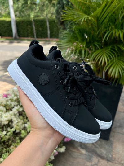 Tenis estilo clasico minimalista con detalles con color