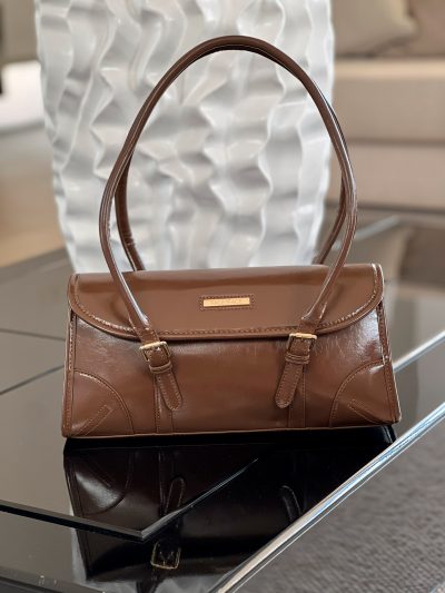 Bolso de mano tipo baguette