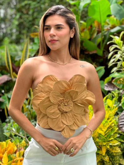 Crop top con varillas estraple cierre atrás y modas de flor con 3 tiempos de petalos