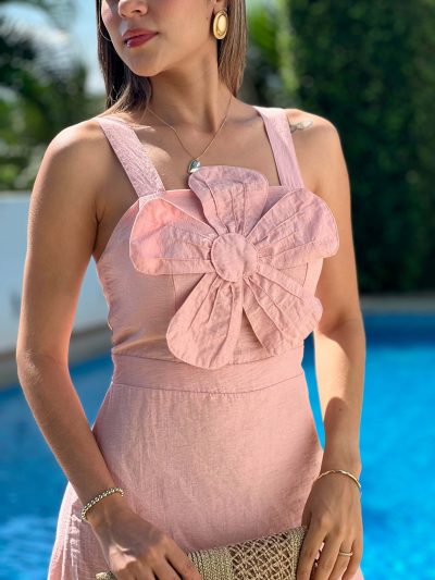 Vestido largo con 2 tiempos tira fija ancha con fajones y flor en el centro