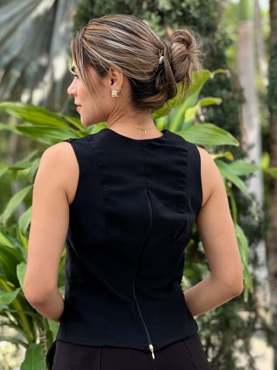 Crop top en v con simulacion de ribetes mg sisa y cierre atrás con accesorios al frente