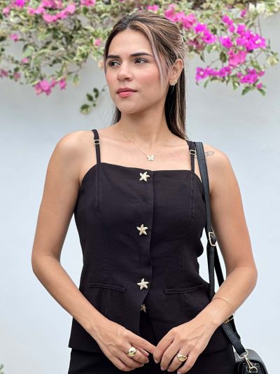 CROPTOP ESTRAPLE CON TIRAS SISTEMA DE AJUSTE DE BOTONES ABERTURA ABAJO CON TIRAS SIMULANDO RIBETES