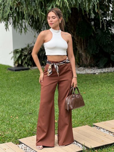 PANTALON RECTO CON BOLSILLOS EN DIAAGONAL CON PASADORES E IMITACION CON RIBETE ATRAS