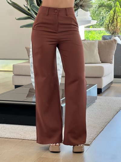 PANTALON RECTO CON BOLSILLOS EN DIAAGONAL CON PASADORES E IMITACION CON RIBETE ATRAS