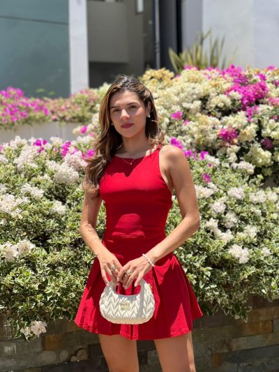 Vestido corto extraple con tiras fajon debajo de cintura  y falda con pliege chato